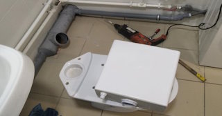 Установка напольного унитаза в Элисте: монтаж под ключ от СантехДомЭлс от 5213 рублей.